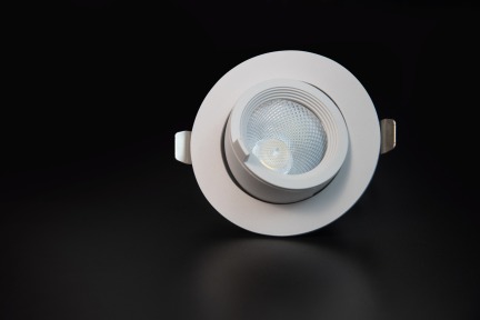 高效防眩，精准聚光